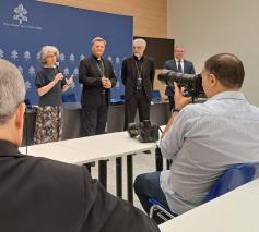 Zuster Nathalie Becquart beantwoordt vragen van journalisten op een persconferentie in het Vaticaan. © Vatican News