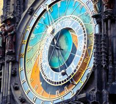 Zicht op het middeleeuwse astronomisch uurwerk in hartje Praag. © Pexels / Andrea Piacquadio