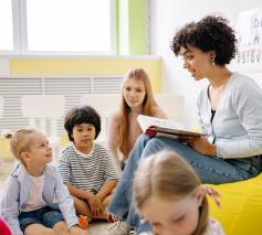 Voorlezen, vooral uit de Bijbel, bevordert het begrijpend lezen en de groei als mens. En het verbindt generaties. © Yan Krukau / Pexels