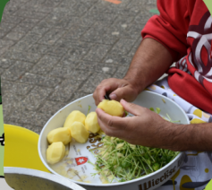 Pluskamp. Van al dat spelen en bezinnen krijg je honger.  