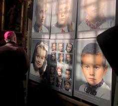 Op grote posters in de kerk van Lviv vragen kinderen aan hun dode vaders: 'Kom terug!' 