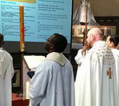 Priesters voor het altaar bij intrede 