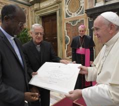 Paul Bere ontvangt de Ratzingerprijs van paus Franciscus © Vatican Media