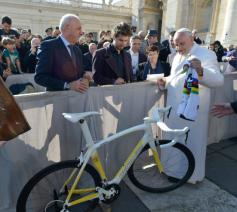 Peter Sagan, toen hij de fiets schonk aan paus Franciscus © Vatican Media