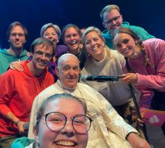 Een groep jongeren neemt een selfie met paus Franciscus op het jeugdfestival ‘Hope Happening’ in Brussel © Kamino