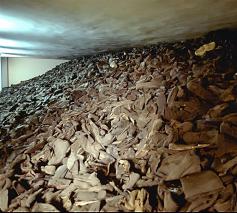 De 25.000 schoenen vertegenwoordigen de slachtoffers van een dag vergsassing, op het hoogtepunt van de activiteiten in Auschwitz/Birkenau © Alan Jacobs/Remember.org