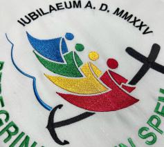 Het bedrijf is volop gestart met testen voor het borduren van het logo op textiel © Slabbinck
