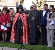 Zegening van het Armeens door een Armeense priester, in aanwezigheid van de Armeense ambassadrice © Miepol De Roeck