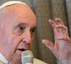 De paus nam de tijd om vragen van journalisten te beantwoorden © Vatican Media