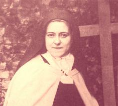 Thérèse van Lisieux op 23-jarige leeftijd, een klein jaar nadat ze begon haar levensverhaal op te schrijven en een jaar voor haar overlijden aan tuberculose 