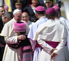 Kinderen in klederdracht verwelkomen de gast uit Rome © Vatican Media