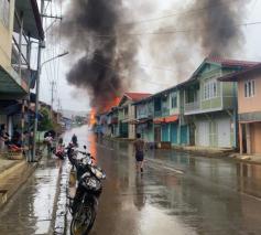 Huizen in Thantlang worden door militairen bewust in brand gestoken © Myanmar Now