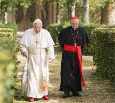 Anthony Hopkins en Jonathan Pryce schitteren in deze indringende interpretatie van de pauswissel in 2013.  © © Netflix