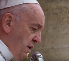 Na de traditionele ‘Urbi et orbi’(-zegen verklaarde paus Franciscus dat hij zich verbonden voelt met de slachtoffers die met Pasen zijn geraakt door rouw en pijn © VaticanMedia