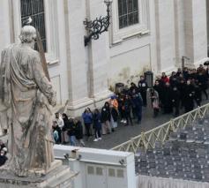 Gelovigen namen tot woensdag massaal afscheid van de emeritus paus © Vatican Media