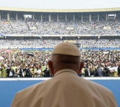 Paus Franciscus tijdens een openluchtmis in Afrika © Vatican Media