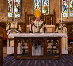 De zegening van het processiekruis © Church in Wales