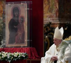 Lof voor de priesters, artsen en verplegend personeel, 'onze heiligen van naast de deur' © Vatican Media