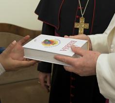 Paus Franciscus overhandigt persoonlijk Bijbels op de Dag van het Woord © Vatican Media