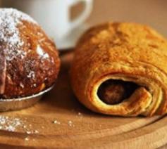 Appelbollen en worstenbroodjes, een traditie op Verloren Maandag. © Website Femma