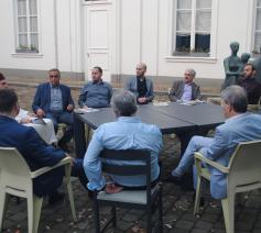 Mgr. Johan Bonny in gesprek met enkele Antwerpse moslims © Bisdom Antwerpen
