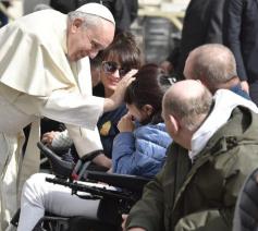 Paus Franciscus ontmoet zieken op het Sint-Pietersplein in Rome © Vaticaan Media