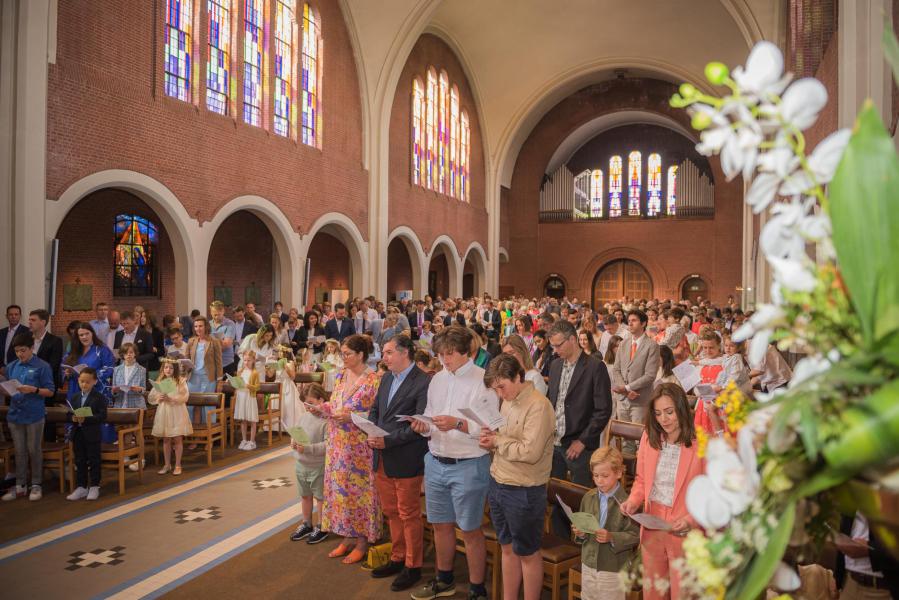 Een volle kerk vierde de eerste communie © Wim Duysburgh