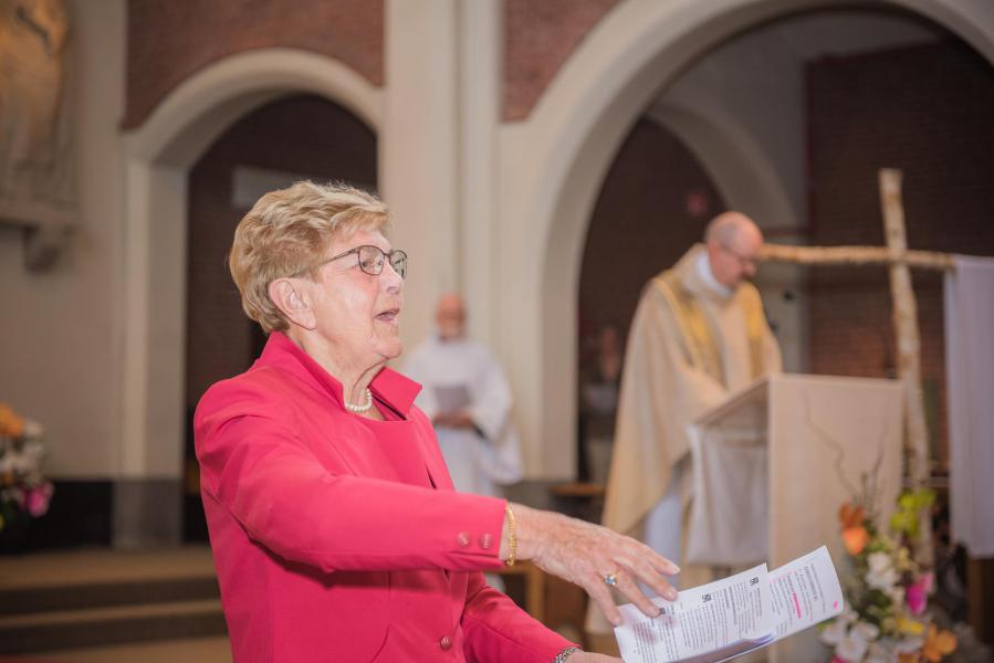 Jozefa Vangoidsenhoven dirigeert de zang © Wim Duysburgh