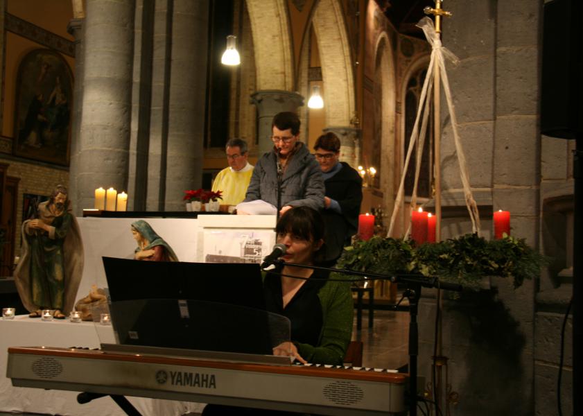 Lectoren, muzikanten en een gelegenheidskoor actualiseren het kerstverhaal tijdens de middernachtmis in Handzame © Federatie Krekedal Kortemark