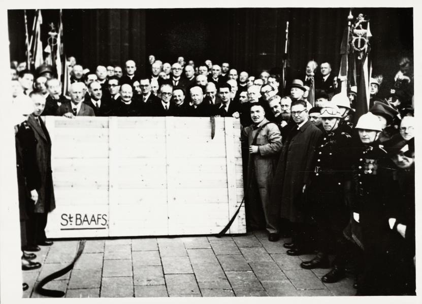 Ontvangstcomité bij de terugkeer van het Lam Gods in de Sint-Baafskathedraal op 30 oktober 1945. © www.lukasweb.be - Art in Flanders