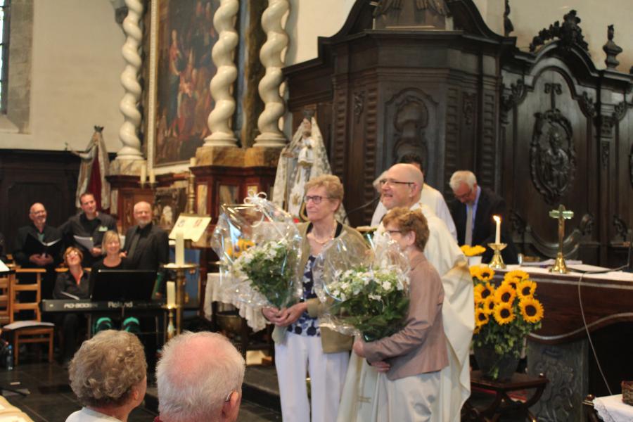 De gevierde zussen Vermeiren worden bedankt voor hun jarenlange inzet voor de kerk 