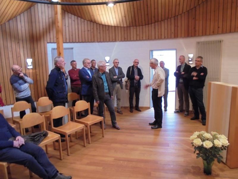 Overste P. Gerry Gregoor leidt de oud-leerlingen rond in de huiskapel.