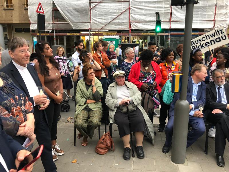 Zondagavond stapte de Sint-Egidiusgemeenschap door de straten van Antwerpen om stil te staan bij de gruwel van de Tweede Wereldoorlog en de slachtoffers van de Shoah te gedenken © Sant'Egidio