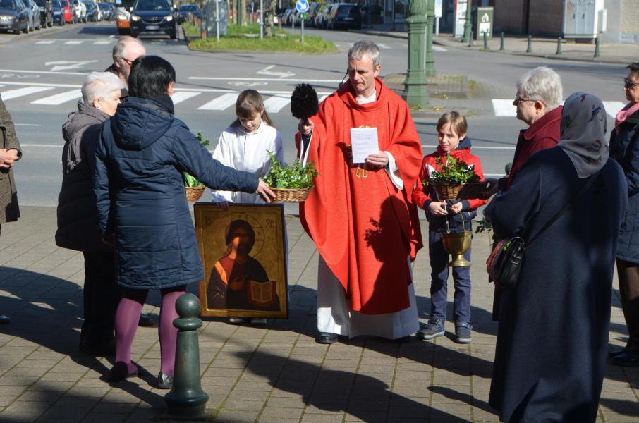 Zondag 10 april vieren we Palmzondag en is er palmwijding op het de Paduwaplein voor de kerk van Sint Jozef in Evere. 