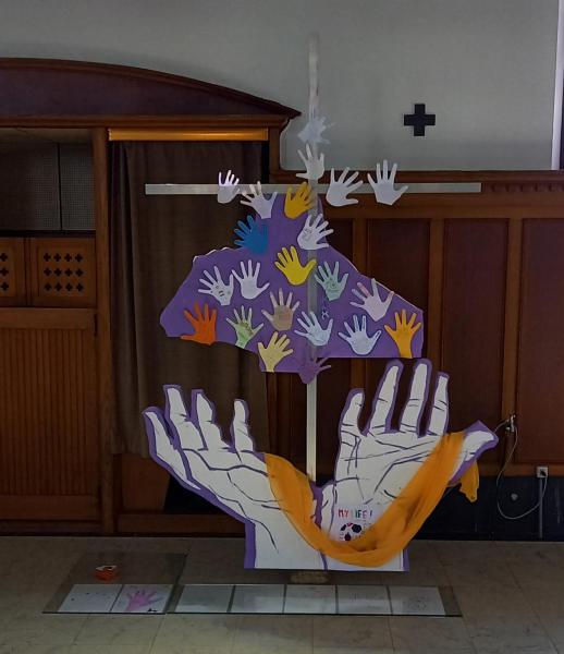 Het symbool 'handen' met de handjes van de vormelingen in de kerk 