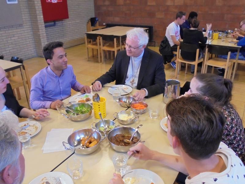 Mgr. Hoogmartens aan tafel met interne leerlingen