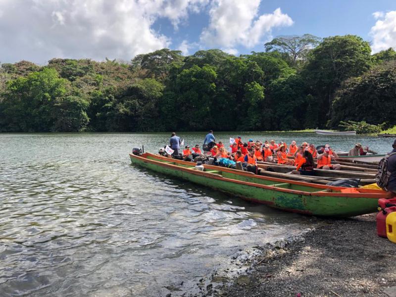 In kleine bootjes staken de Vlamingen het Alajuela-meer over. © Koen Van den Bossche