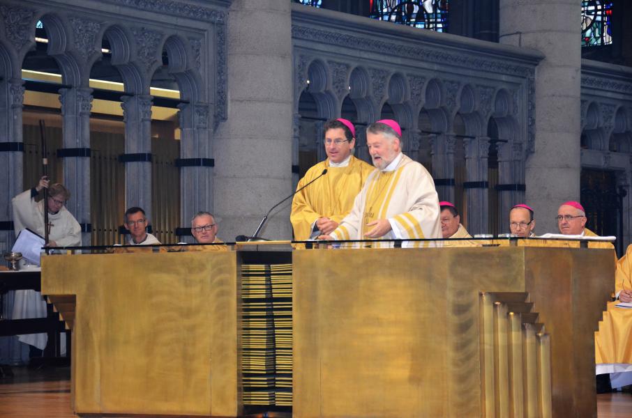 De Brugse bisschop Lode Aerts en de Brusselse hulpbisschop Jean Kockerols samen achter het altaar  © Hellen Mardaga