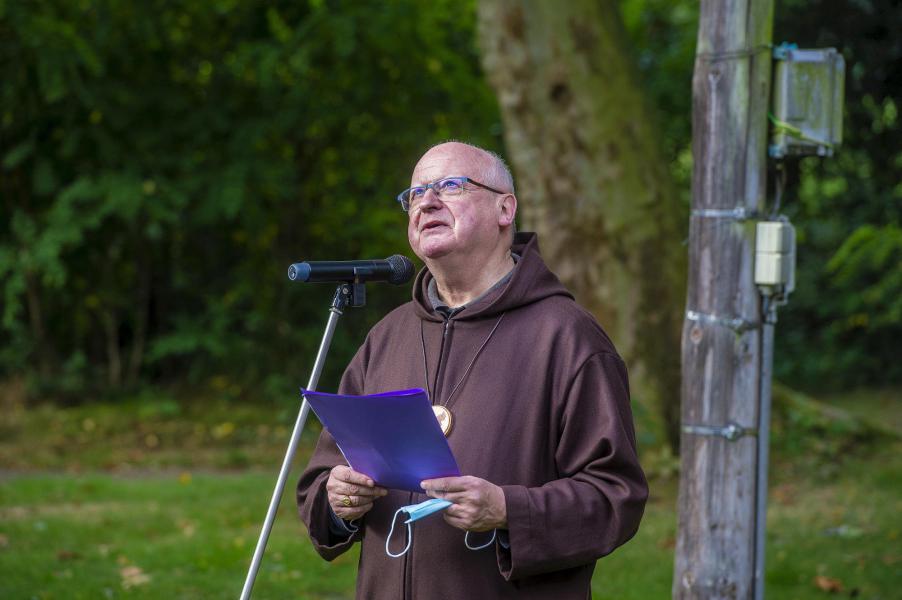 Bisschop Lode Van Hecke: Wanneer we deze boom planten, dan drukken we onze christelijke, gewortelde hoop uit voor een leefbare toekomst en ons engagement voor een ecologische bekering © Frank Bahnmüller