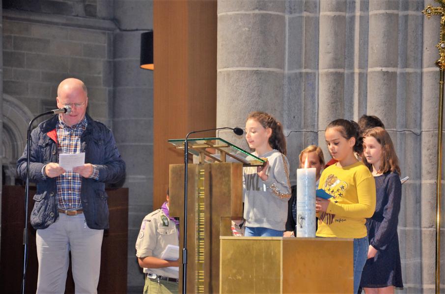 Kinderen achter het katheder tijdens de gebedsviering in Ieper © Hellen Mardaga