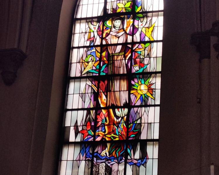 Meditatie bij het glasraam van het Zonnelied in de kerk paters Kapucienen © NL 
