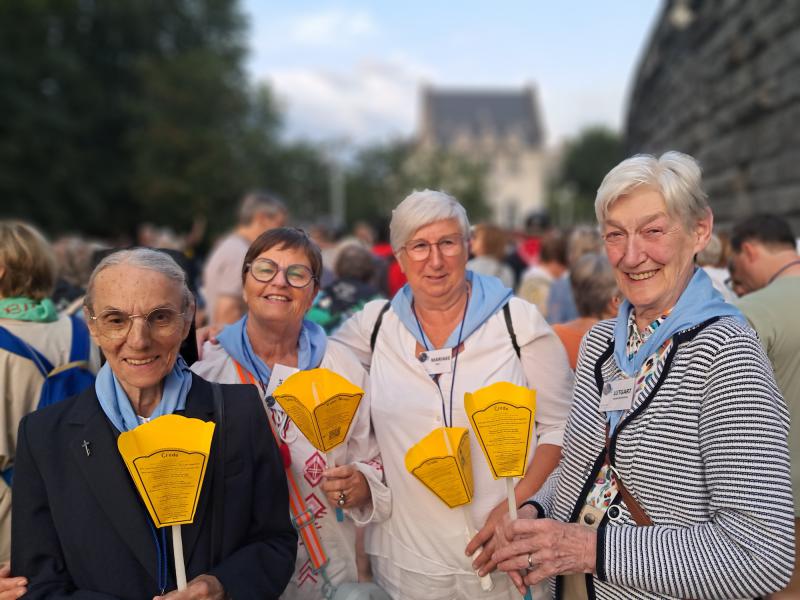 Fijne ontmoetingen net voor de lichtprocessie © Tony Dupont