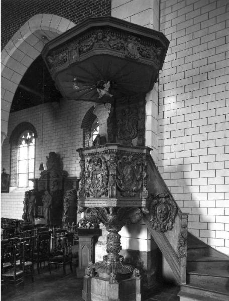 Deze preekstoel is nog in stukjes terug te vinden in de kerk van Neigem... 