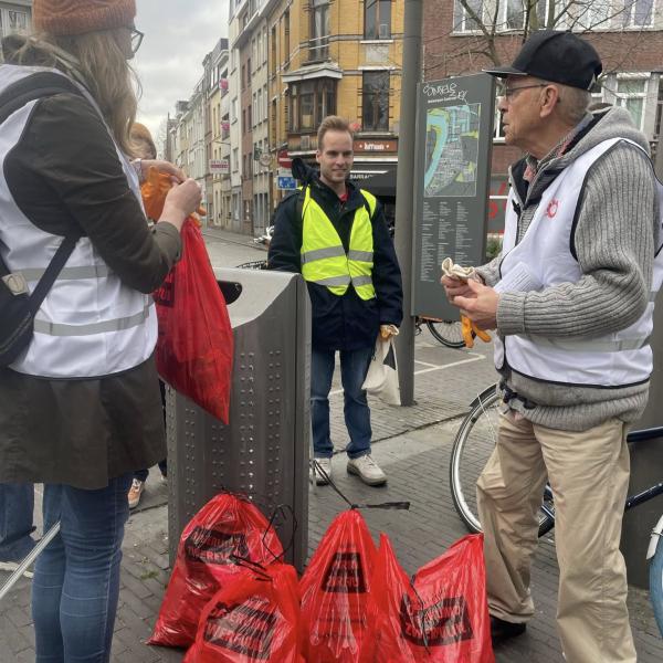 Het verzamelde zwerfvuil wordt reglementair bij een vuilnisbak geplaatst © KK, PS
