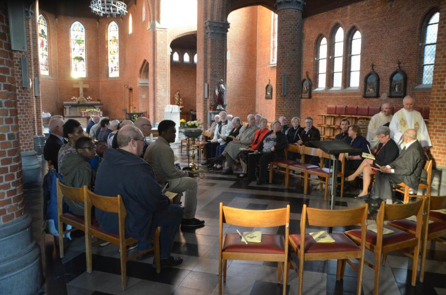 Stemmige paaswake in de Sint-Jozefskerk in Evere. 