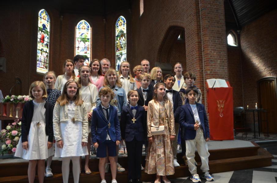 Groepsfoto van onze vormelingen met monseigneur Kockerols en pastor Tony. 