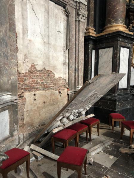 Eén van de marmeren ornamenten van de Abdijkerk is naar beneden gekomen © Alexander Vandaele