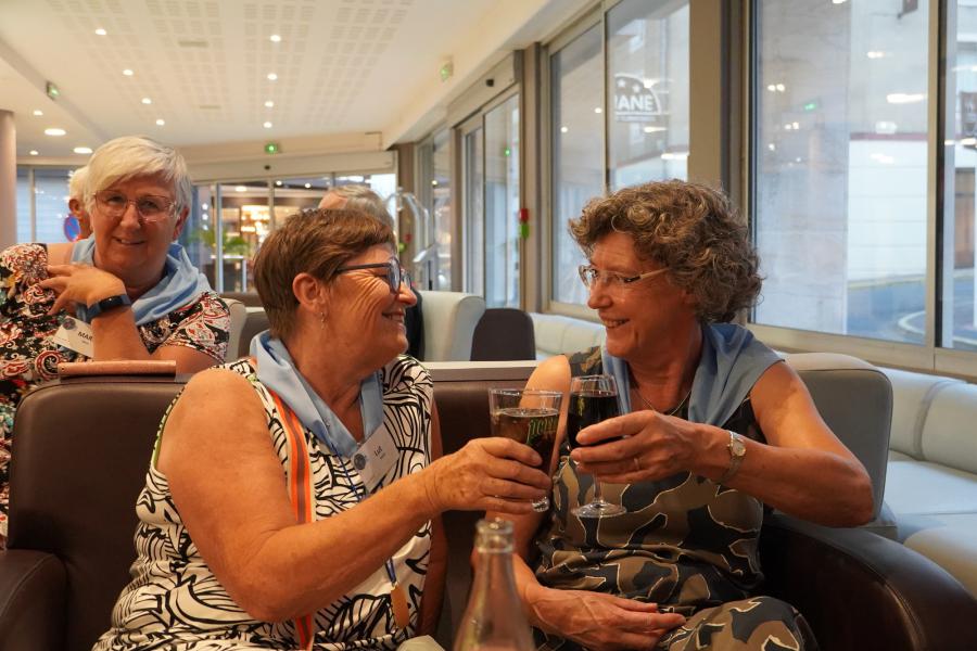 Glaasje drinken op de vriendschap © Tony Dupont