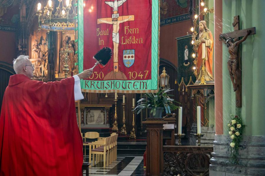 Inwijding kruis geschonken door Marc  © M.R.
