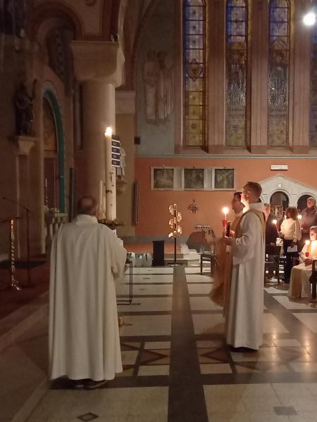 Met het nieuw gewijde vuur wordt de paaskaars ontstoken. Jezus’ licht doorbreekt de duisternis. © AVZ